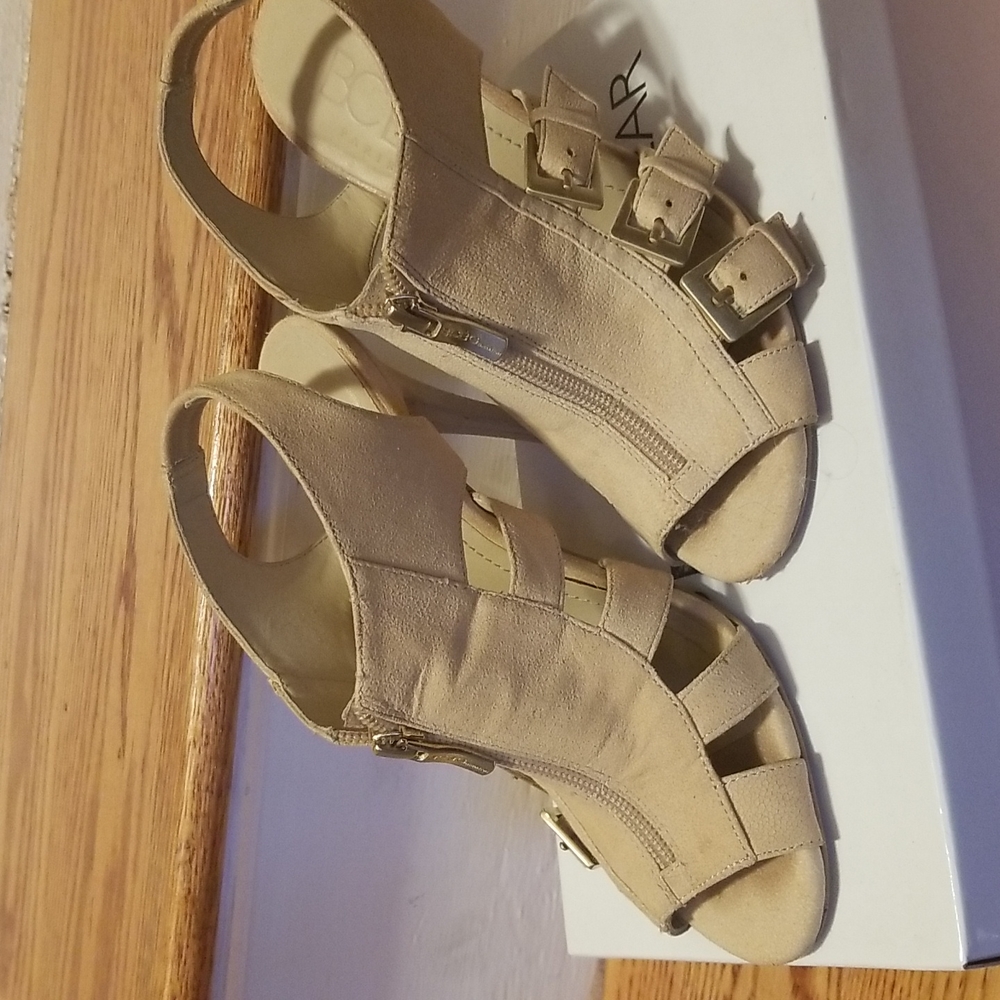 BCBG Paris ladies Size 7 high heel shoes/ sandals